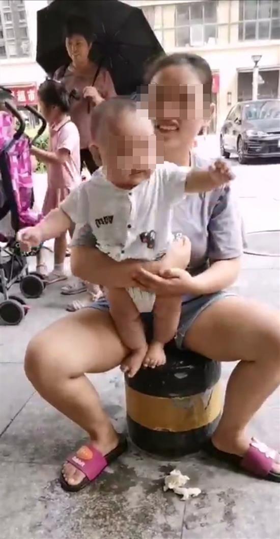 杨晓燕带孩子出门玩